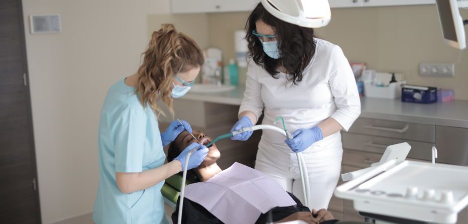 Dentistes immigrants au Canada en 2026 : guide complet pour exercer votre profession et obtenir la résidence permanente
