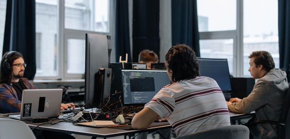 Travailleurs en technologie au Canada en 2026 : guide complet pour immigrer et décrocher un emploi dans le secteur tech