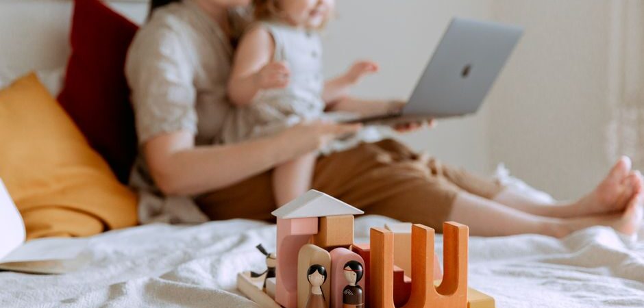 Travailleurs de soins aux enfants au Canada en 2026 : guide complet pour immigrer et obtenir la résidence permanente