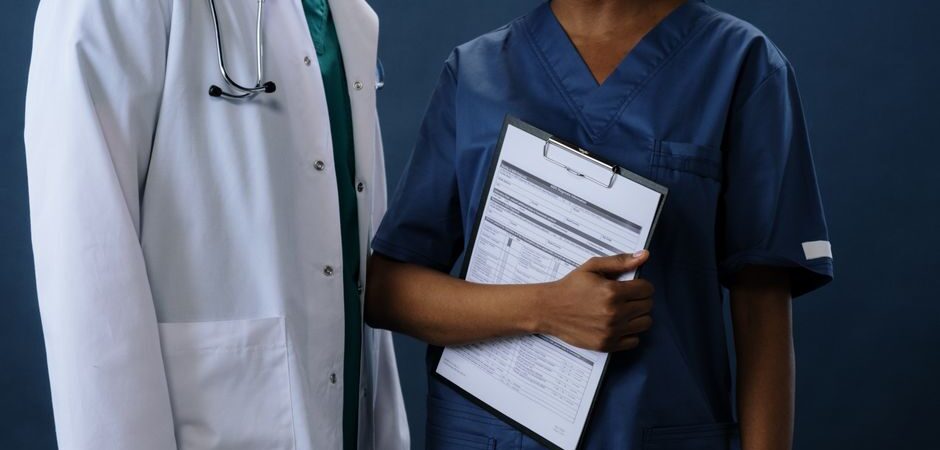 Infirmières et infirmiers immigrants au Canada en 2026 : guide complet pour exercer votre profession et obtenir la résidence permanente