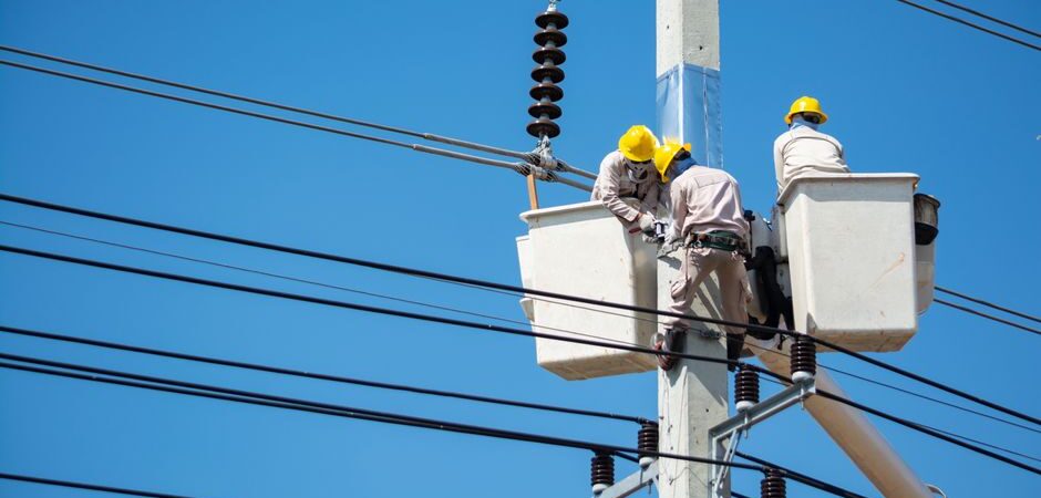Électriciens immigrants au Canada en 2026 : guide complet pour exercer votre métier et obtenir la résidence permanente